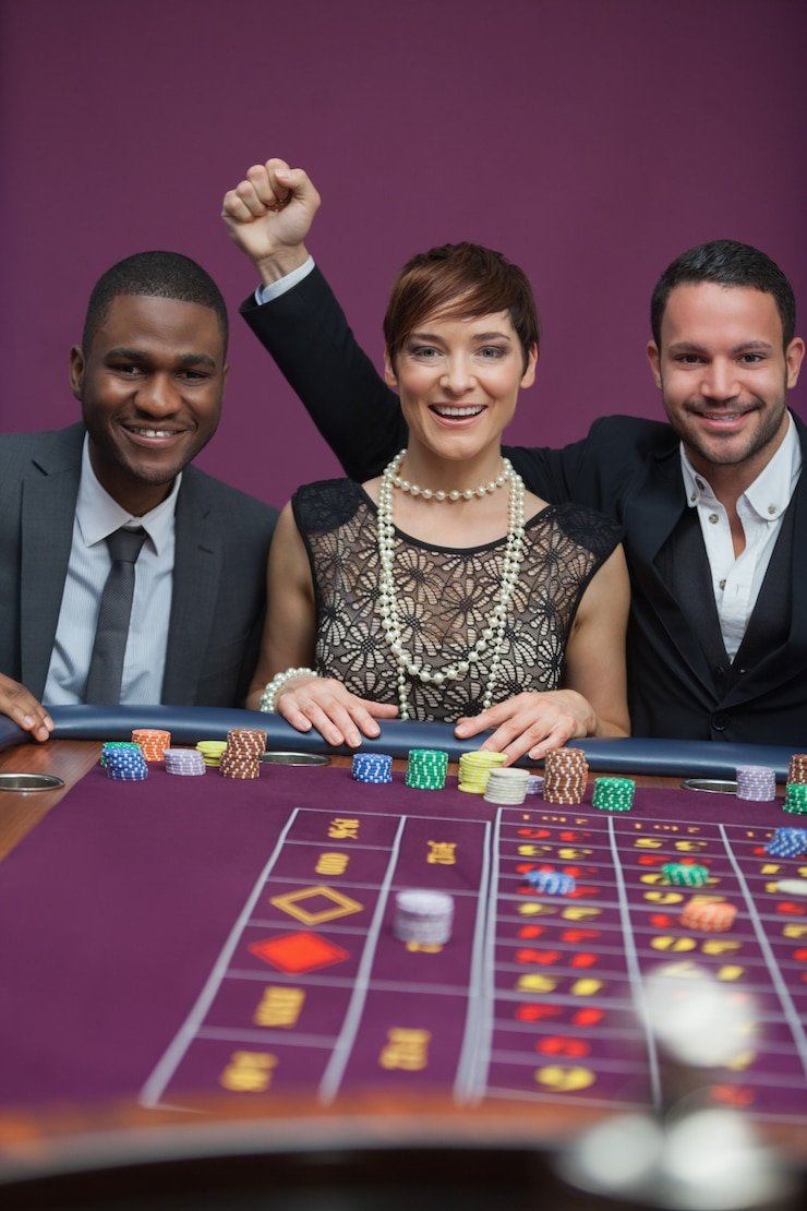 Antarmuka aplikasi mobile captogel dengan menu navigasi dan pilihan game